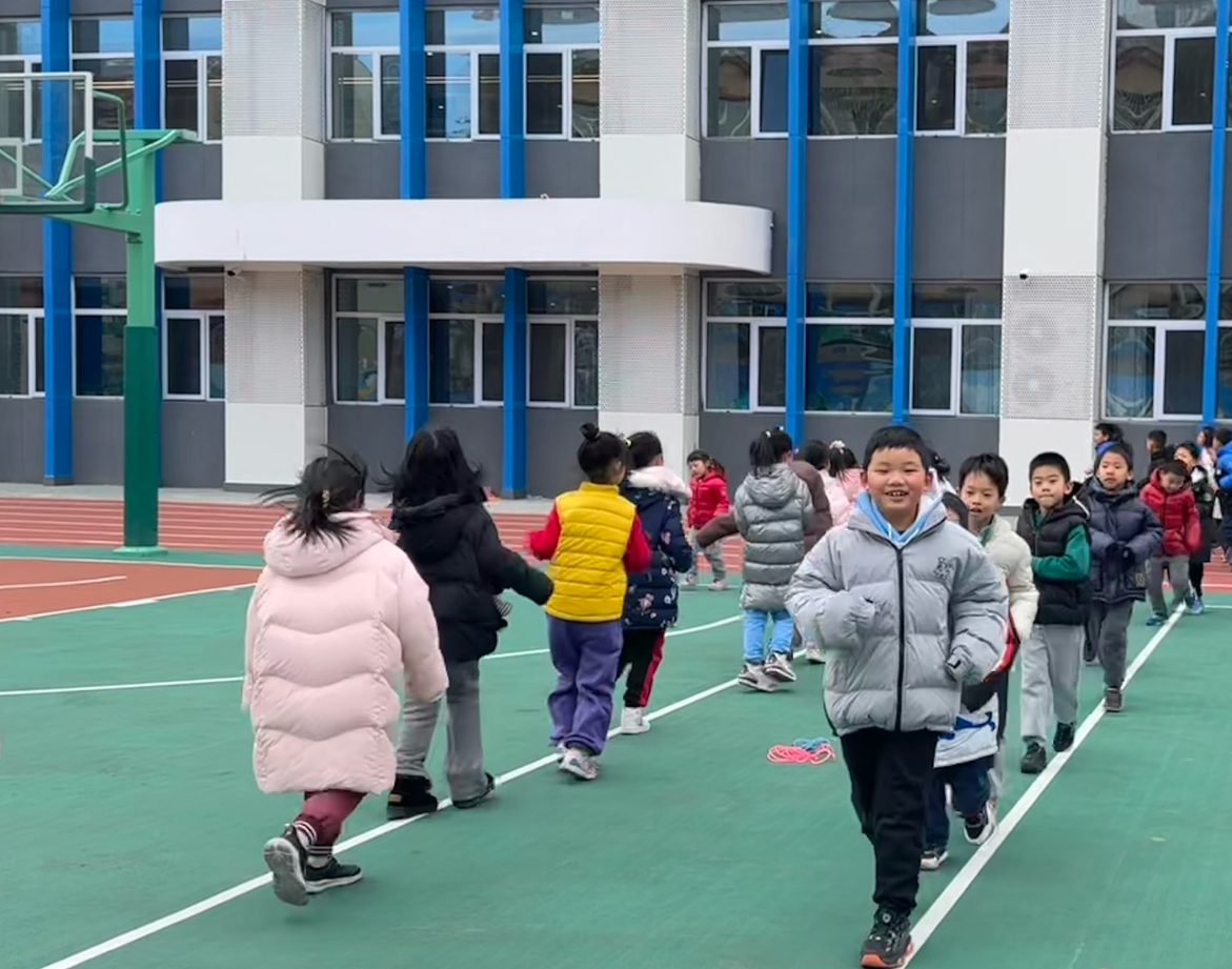 一年級的同學課間跑步 。學校供圖