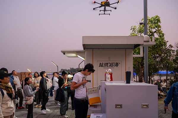 在深圳，外國(guó)游客體驗(yàn)無(wú)人機(jī)外賣送餐。