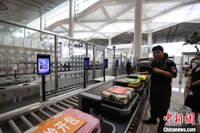 （高質(zhì)量發(fā)展調(diào)研行）探訪?？诿捞m國(guó)際機(jī)場(chǎng)封關(guān)運(yùn)作項(xiàng)目：將實(shí)現(xiàn)旅客“無(wú)感通關(guān)”