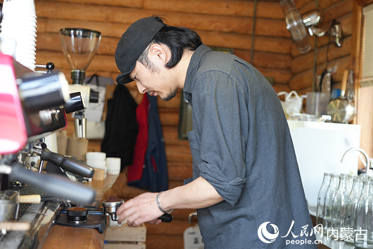 喻曉在小木屋中制作咖啡。人民網(wǎng)記者 李睿攝