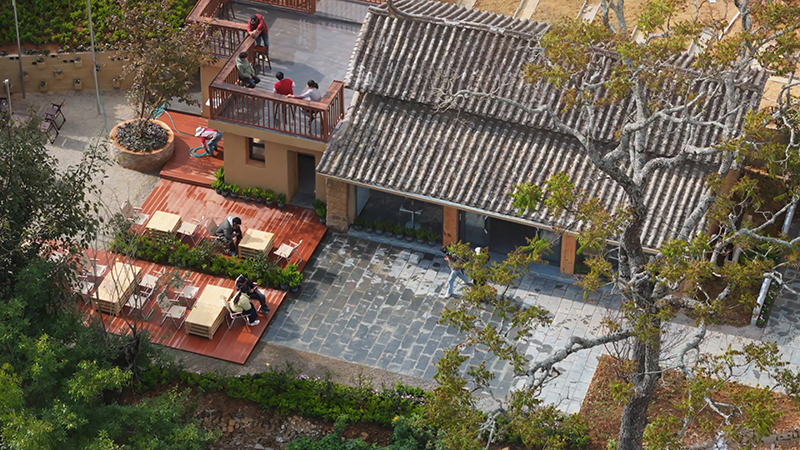 【4】曼海村鄉(xiāng)村共創(chuàng)的咖啡書吧小院。陶思源-攝