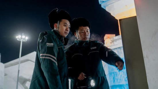 長(zhǎng)春市冰雪新天地園區(qū)內(nèi)，長(zhǎng)春市雙陽(yáng)區(qū)供電公司工作人員正在檢查低壓配電箱。新華社記者 段續(xù) 攝