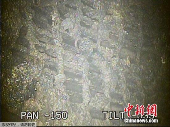 當(dāng)?shù)貢r(shí)間2月2日，東京電力公司公布對福島第一核電站2號機(jī)組反應(yīng)堆安全殼內(nèi)拍攝到的圖像。根據(jù)分析，結(jié)果顯示內(nèi)部空間輻射量推算為最大每小時(shí)530希沃特。圖為機(jī)器人拍到的受損反應(yīng)堆底部的物質(zhì)。