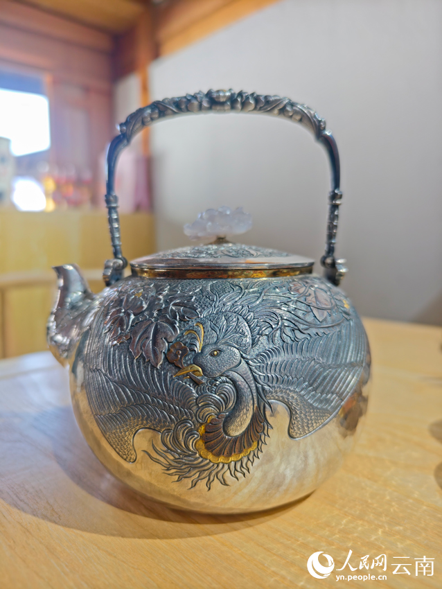 李耀華制作的銀壺。人民網(wǎng)記者 符皓攝