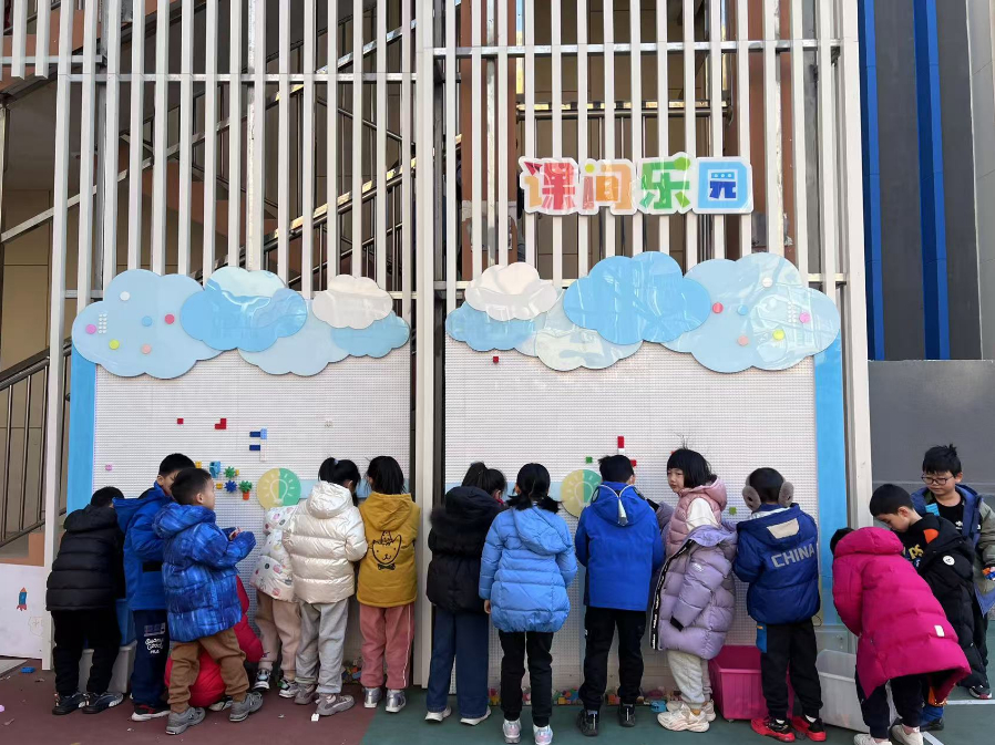 學生們在課間樂園玩拼圖。人民網 白炅攝