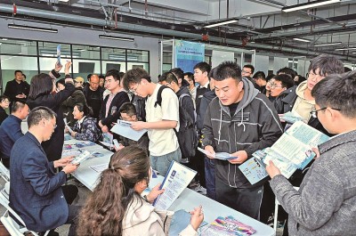 2024年3月，在蘭州大學(xué)2024屆畢業(yè)生大型春季綜合雙選會現(xiàn)場，青年學(xué)子踴躍報名西部用人單位。 蘭州大學(xué)供圖