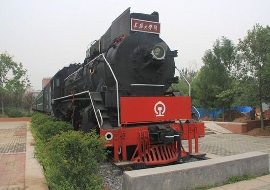 高校校園內(nèi)通火車成全國首個(gè)校內(nèi)通火車的大學(xué) 網(wǎng)友：校園是得有多大