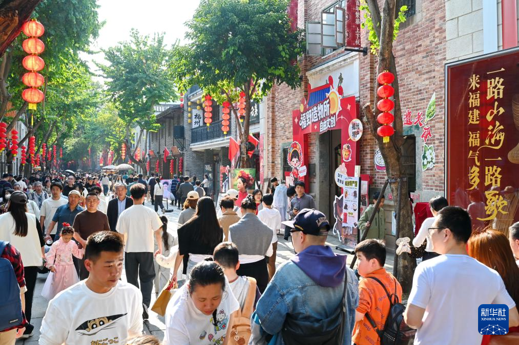 2月22日，市民游客在福州上下杭?xì)v史文化街區(qū)參觀游覽。新華社記者林善傳 攝