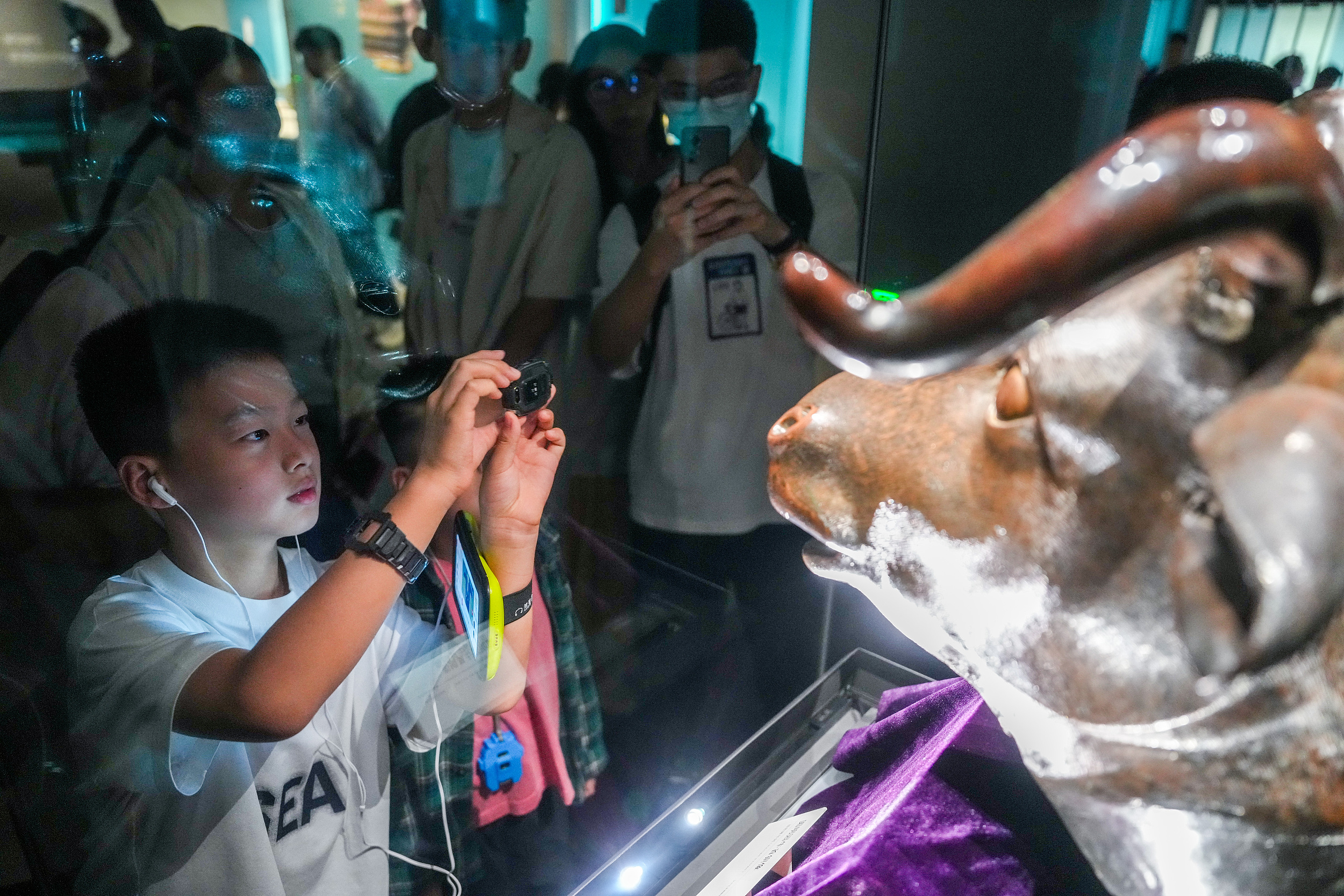 2025年6月，參加研學游的孩子在安徽博物院蜀山館參觀圓明園牛首銅像。（圖片來源：視覺中國）