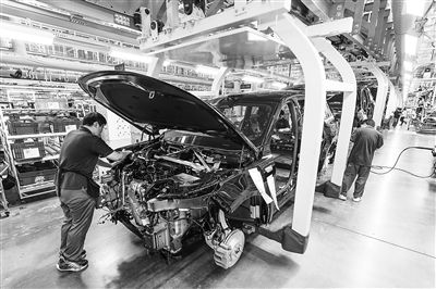 某新能源汽車智能制造基地總裝車間，工作人員正在工作。新華社記者 李博 攝