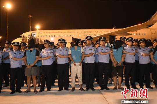 被押解回蓉的犯罪嫌疑人。 安源 攝