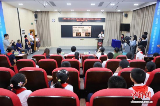 廣州中醫(yī)藥大學(xué)副校長(zhǎng)、廣東省中醫(yī)院院長(zhǎng)張忠德向?qū)W生講述“抗戰(zhàn)中的中醫(yī)藥”。吳遠(yuǎn)團(tuán) 攝