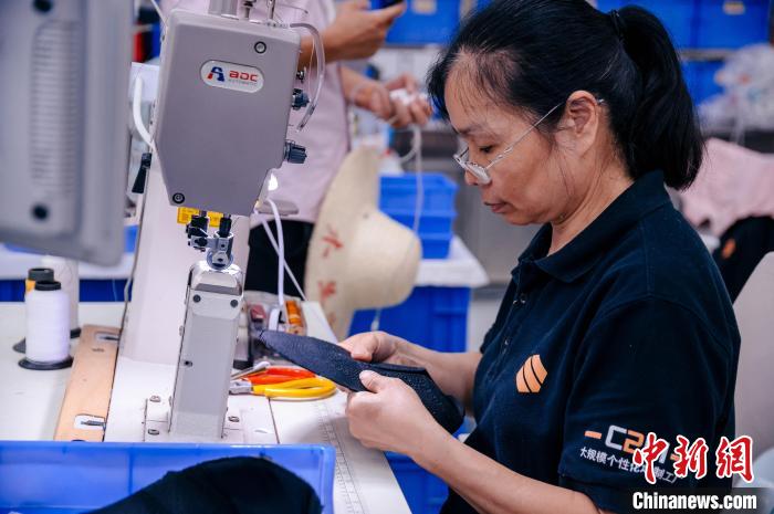 圖為員工在生產(chǎn)線工作?！±钅宪?攝