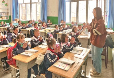 2023年5月，西北師范大學(xué)學(xué)生在新疆阿克蘇地區(qū)溫宿縣吐木秀克鎮(zhèn)第一小學(xué)實習(xí)支教。 卓杰攝