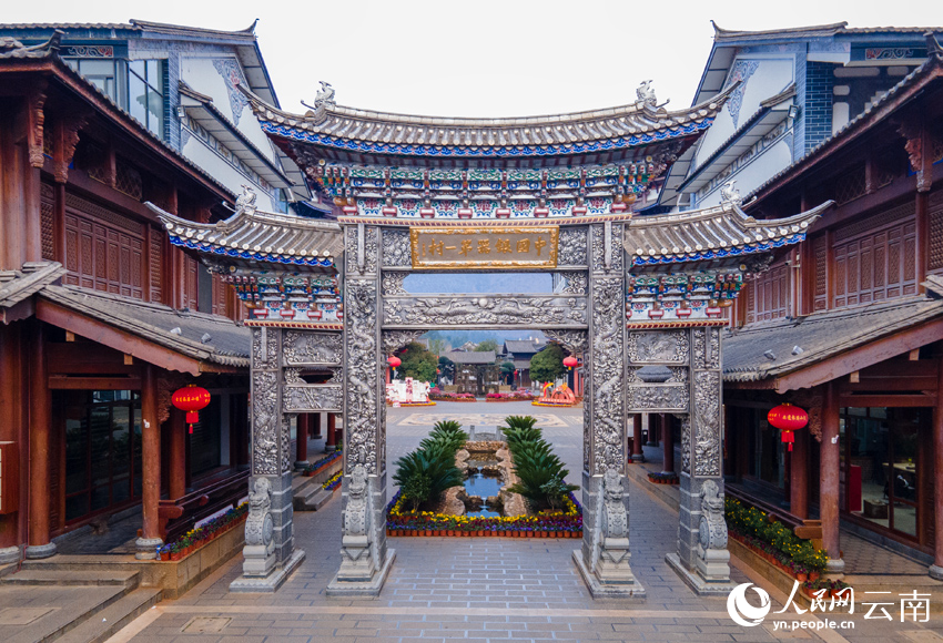 1.新華村耗銀近2.8噸建設(shè)的銀牌坊。人民網(wǎng)記者 符皓攝