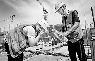 近日，多地迎來高溫天氣，圖為中鐵十二局工人在河北雄安新區(qū)大河片區(qū)安置房項目建設(shè)現(xiàn)場洗臉解暑。 新華社發(fā)