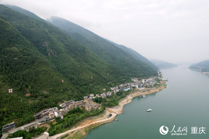 位于長(zhǎng)江南岸的三峽里·竹枝村。人民網(wǎng)記者 劉政寧攝