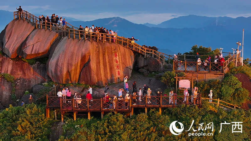 游客在觀賞日出。人民網(wǎng) 雷琦竣攝