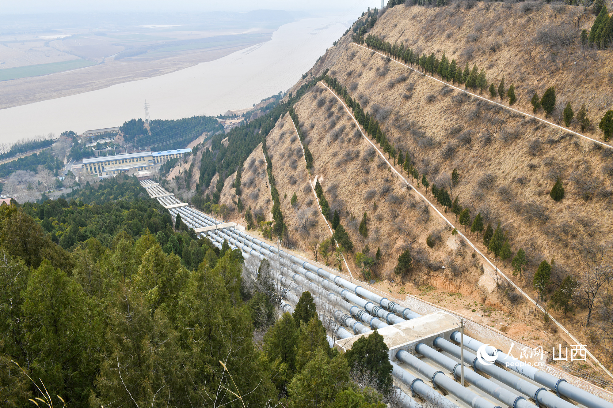 大禹渡灌區(qū)6條約700米的管道將黃河水引上旱塬。人民網(wǎng)記者 焦搏文攝