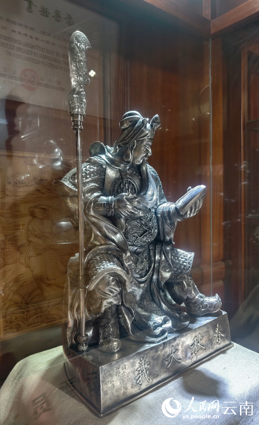 5寸發(fā)標制作的關(guān)公像。人民網(wǎng)記者 符皓攝