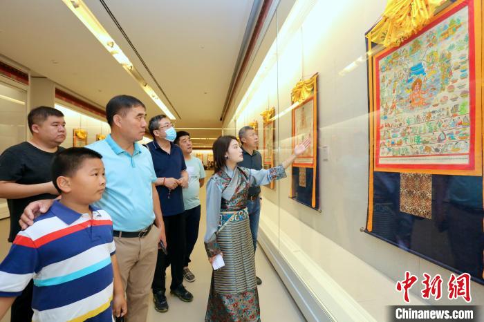 “藏韻瑰寶”藏醫(yī)四部醫(yī)典唐卡珍品展現(xiàn)場?！⒖∩n 攝