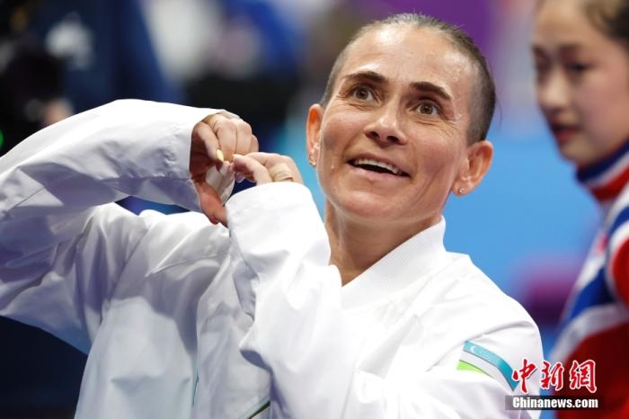 資料圖：9月28日，杭州第19屆亞運會競技體操女子跳馬決賽在黃龍體育中心體育館舉行。烏茲別克斯坦選手丘索維金娜以13.383分獲得該項目第四名。圖為丘索維金娜在賽后向觀眾比心。<a target='_blank' href='/'>中新社</a>記者 富田 攝