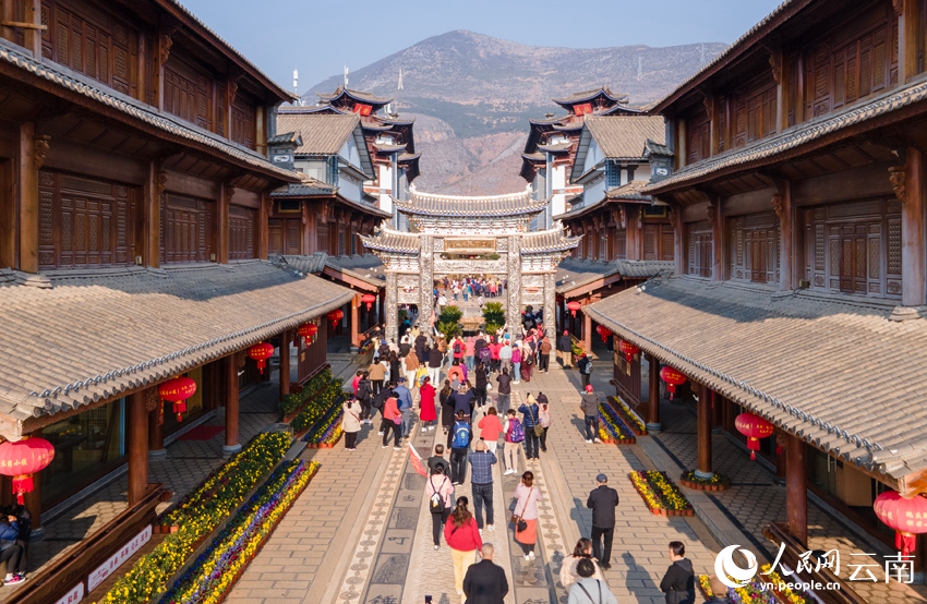 游客打卡新華村。人民網(wǎng)記者 符皓攝