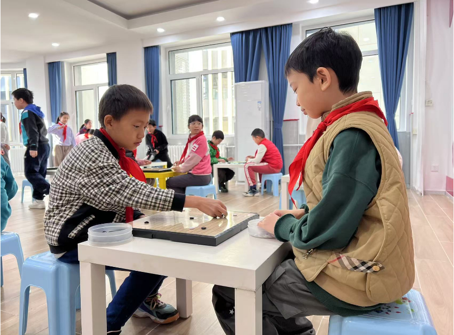 學生們在少先隊大廳下圍棋。人民網 白炅攝