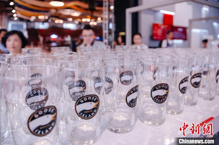 基地內，各式啤酒文化周邊產品在出售?！±钅宪?攝