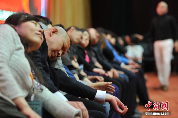 資料圖：民眾在專業(yè)催眠師的引導(dǎo)下睡覺，釋放壓力。<a target='_blank' href='/'>中新社</a>發(fā) 韋亮 攝