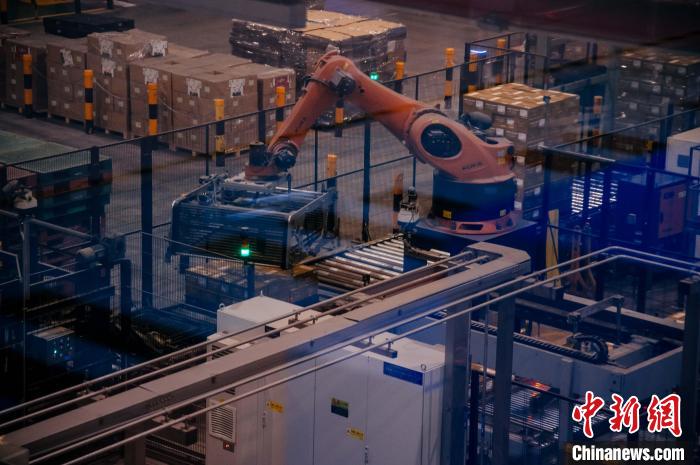 百威雪津啤酒莆田基地釀造幾乎都由自動化生產線完成，年產能達200萬噸?！±钅宪?攝