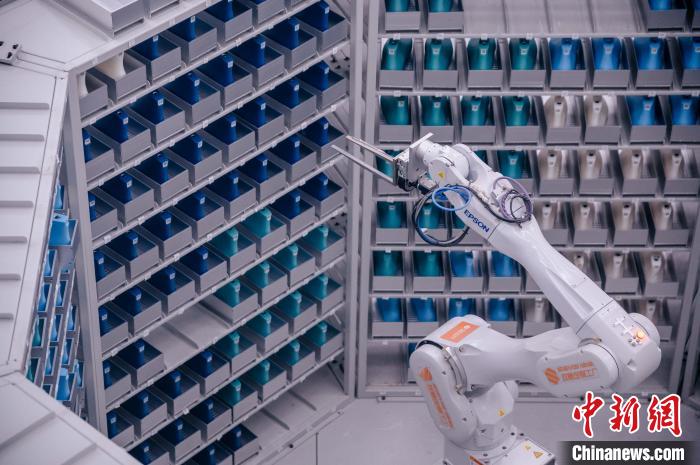 車間里，鞋楦配送機(jī)械臂在有序工作。　李南軒 攝