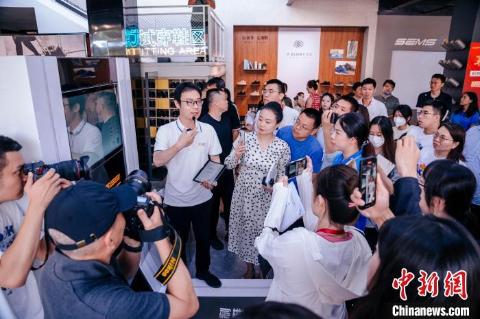 在定制鞋門店，顧客只需往腳型測(cè)量儀器上一站，幾秒后就會(huì)出具一份詳盡的腳型報(bào)告?！±钅宪?攝