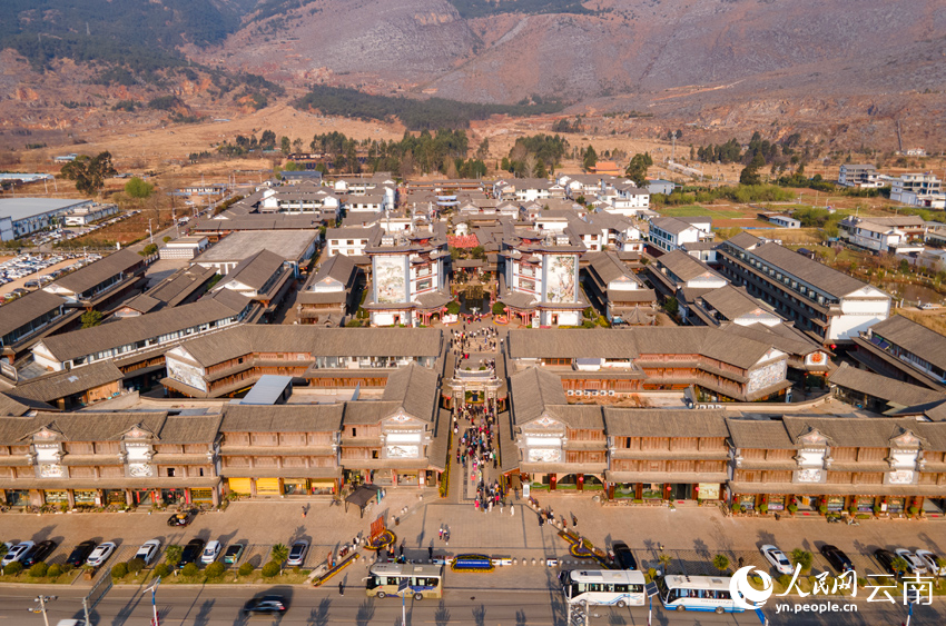 密布銀器加工作坊的新華村。人民網(wǎng)記者 符皓攝