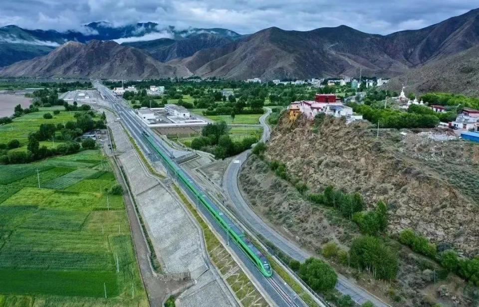 ?高原動(dòng)集動(dòng)車組。中國中車供圖。