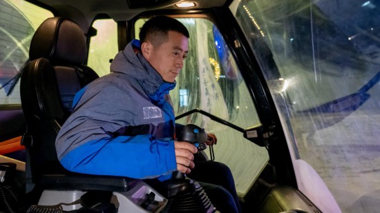 吉林市松花湖滑雪度假區(qū)內(nèi)，工作人員正駕駛壓雪車(chē)平整雪道。新華社記者 唐成卓 攝