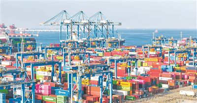 “新泉州”輪在山東港口青島港自動化碼頭（三期）的作業(yè)現(xiàn)場。山東港口青島港供圖