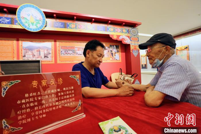 “藏韻瑰寶”藏醫(yī)四部醫(yī)典唐卡珍品展在天津美術(shù)館展出，展覽現(xiàn)場藏醫(yī)專家義診受歡迎?！⒖∩n 攝