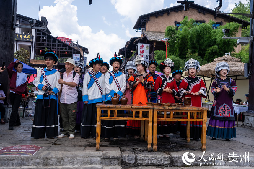 海坪文化小鎮(zhèn)里熱情的彝家“攔門酒”。人民網(wǎng)記者 涂敏攝