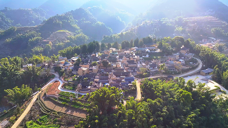 【1】曼海村全景。陶思源-攝