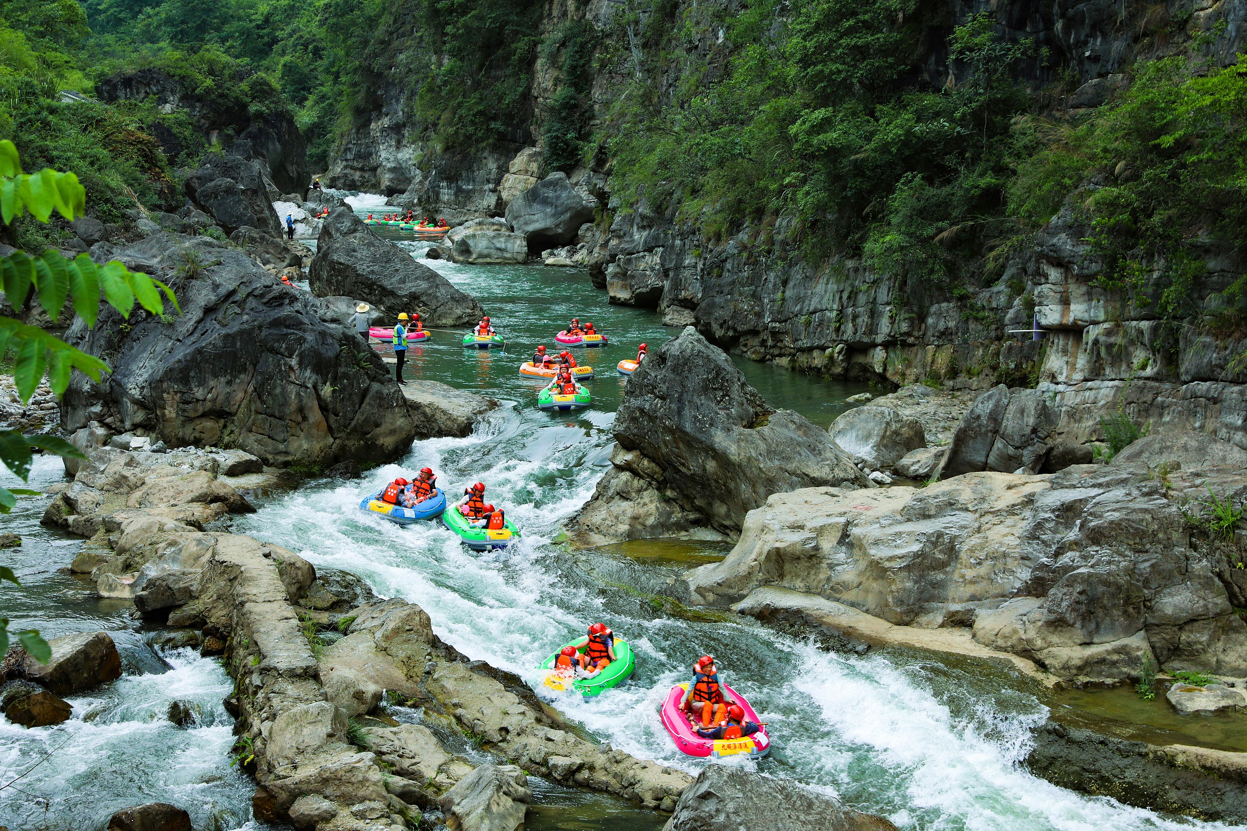 游客在湖北省宜昌市秭歸縣九畹溪漂流消暑享清涼。（圖片來(lái)源：視覺中國(guó)）
