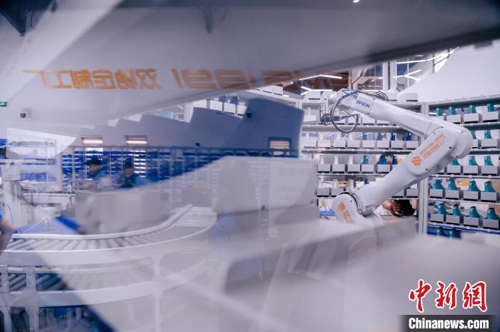 定制鞋自動(dòng)化生產(chǎn)車間一角?！±钅宪?攝