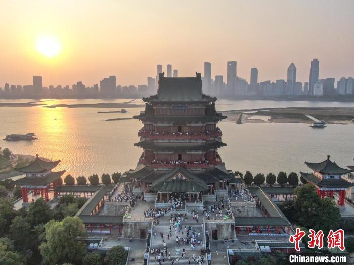 圖為航拍落日時分的滕王閣，風(fēng)景壯美，眾多游客在滕王閣內(nèi)游玩。劉力鑫 攝
