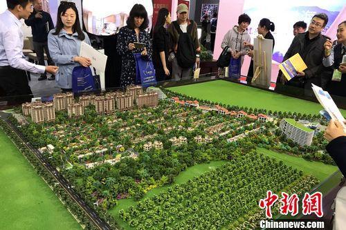 資料圖：民眾在2017年北京春季房展會上的某樓盤展臺咨詢。<a target='_blank'  _fcksavedurl='http://www.chinanews.com/' ></table>中新網(wǎng)</a> 程春雨 攝