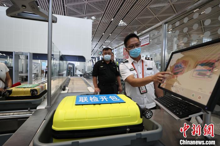 6月25日，在海口美蘭國(guó)際機(jī)場(chǎng)T2航站樓，工作人員對(duì)完成改造的設(shè)備進(jìn)行模擬測(cè)試?！∈Y啟明 攝