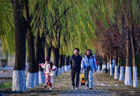 游客漫步在北京園博園內(nèi)。新華社記者 陳曄華 攝