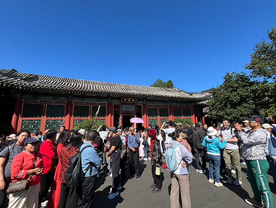 游客在頤和園游覽。人民網(wǎng)記者 李楠樺攝