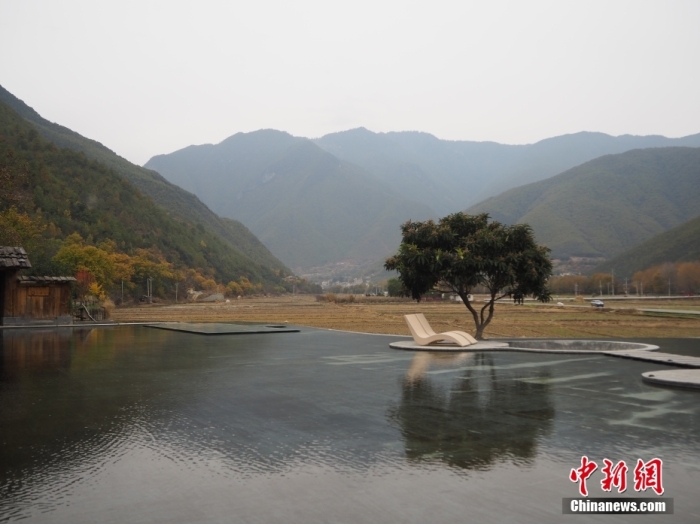 云南迪慶州維西縣塔城鎮(zhèn)啟別村天域塔城酒店，四面被群山環(huán)抱，風(fēng)景宜人。高雅曼 攝