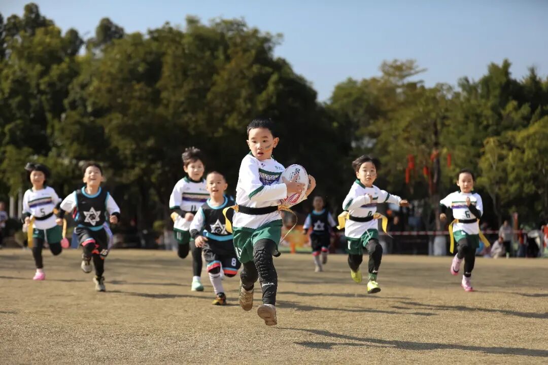福建省福州市兒童公園，幼兒組隊(duì)員正在進(jìn)行橄欖球比賽。謝貴明攝（人民視覺）