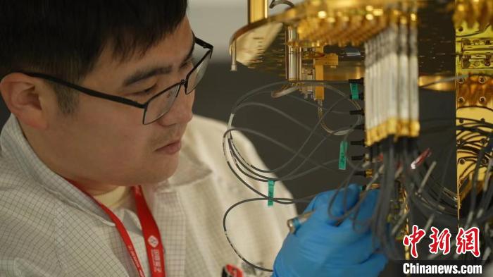 科研人員正在組裝超導(dǎo)量子計算機。